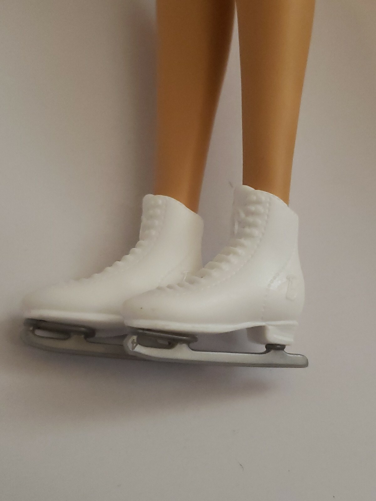 BARBIE DOLL WHITE  ICE SKATES FITS FLAT FEET DOLLS 
