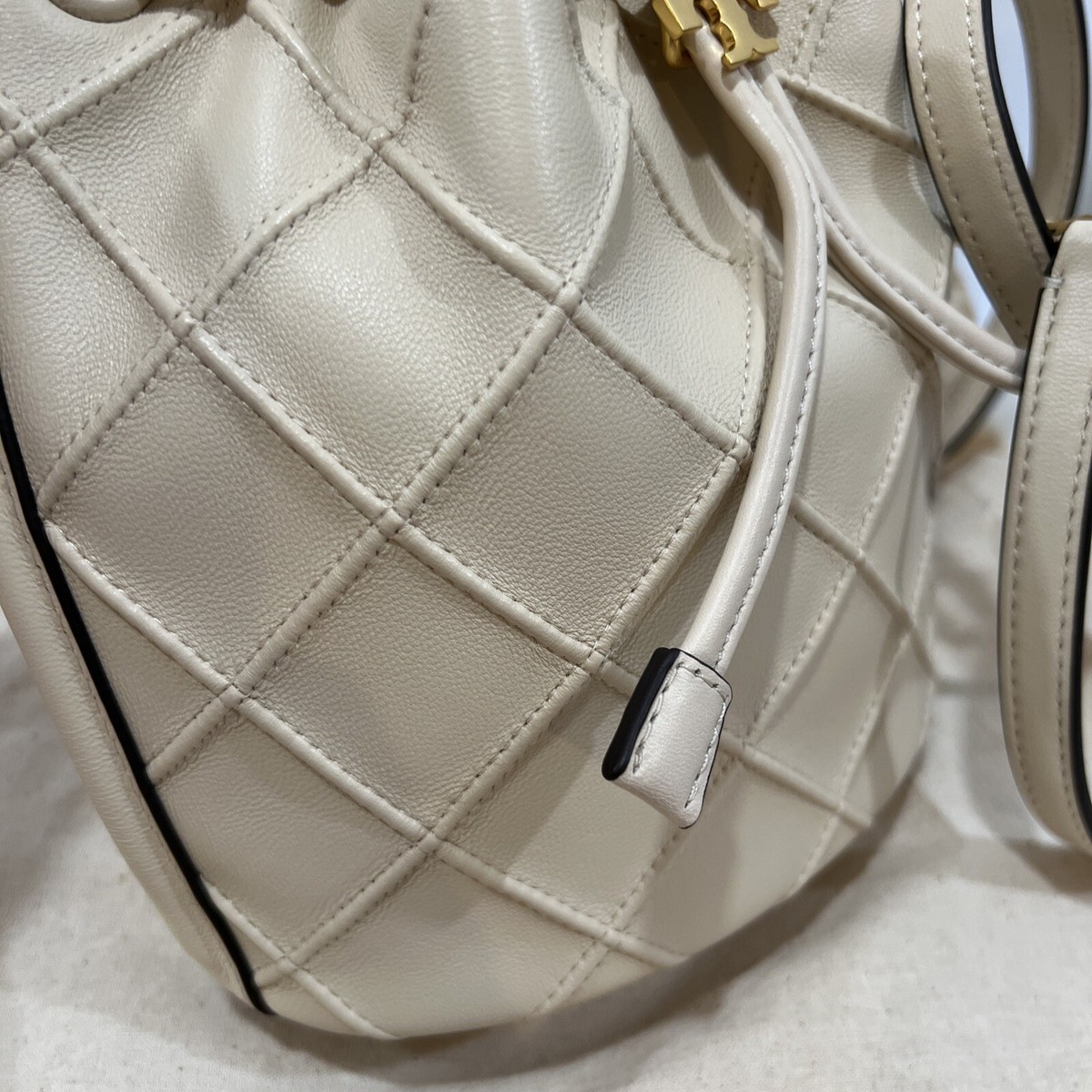 【新品】トリーバーチ FLEMING SOFT BUCKET BAG クリーム NEW Tory Burch Soft Fleming New Cream Leather Drawstring