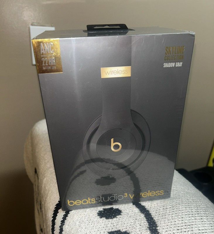 Beats by Dr. Dre Studio3 Wireless Skyline collection Shadow Gray. Sealed box new