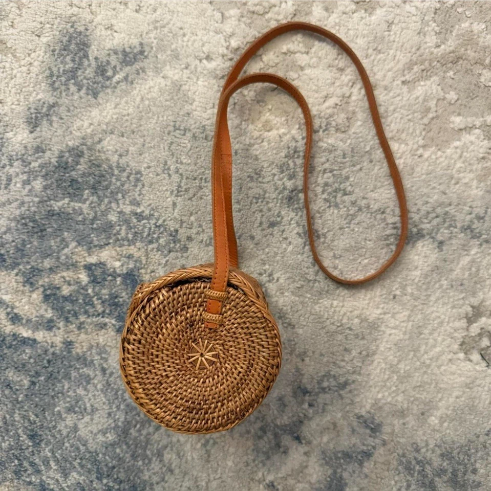 Bolso de mujer tejido de mimbre con correa de cuero bandolera cierre de lazo  Foto 2 de 4