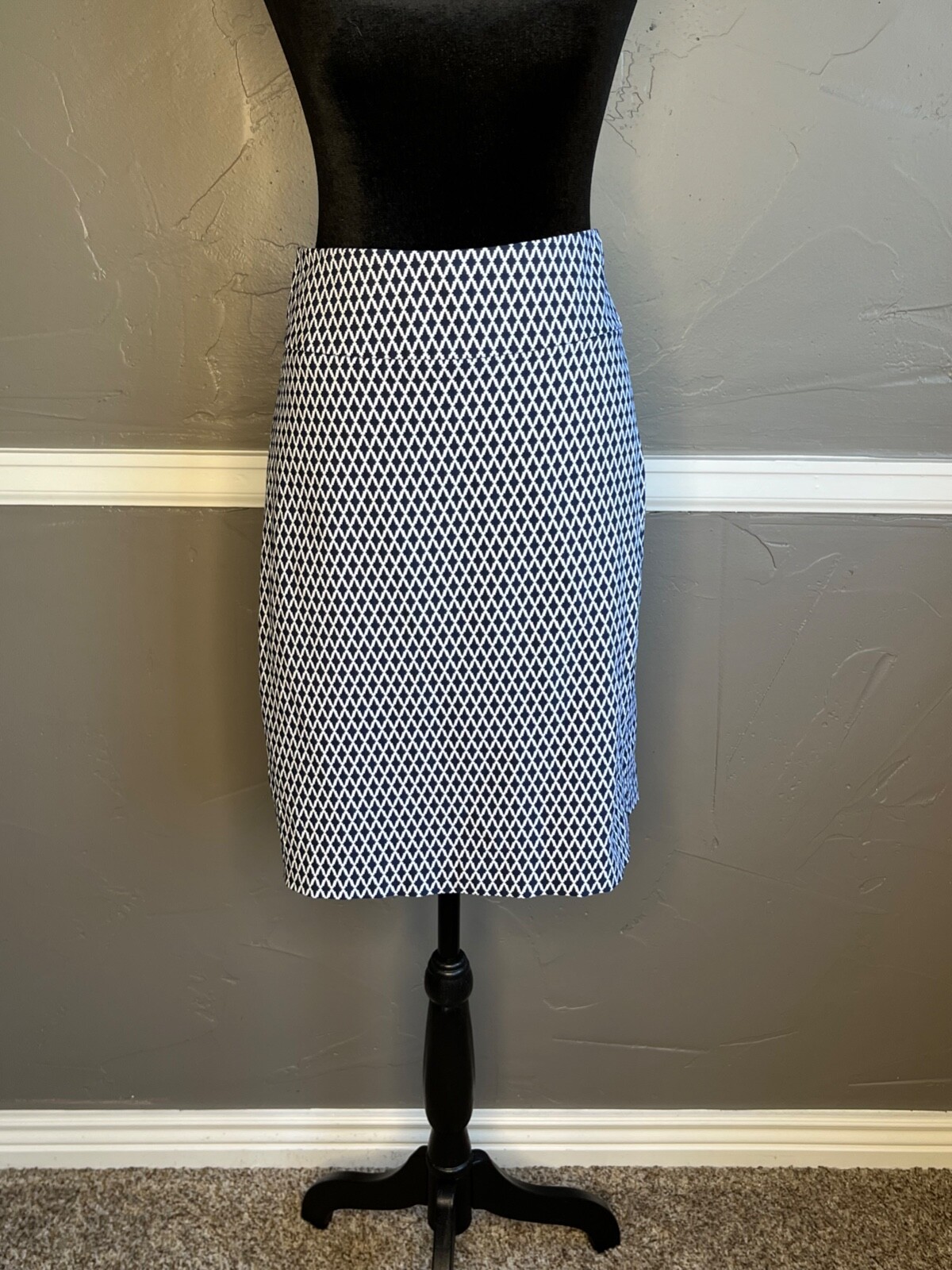 Margaret M Women's Size L Stretch Pull on Patterned Navy Blue & White Skirt