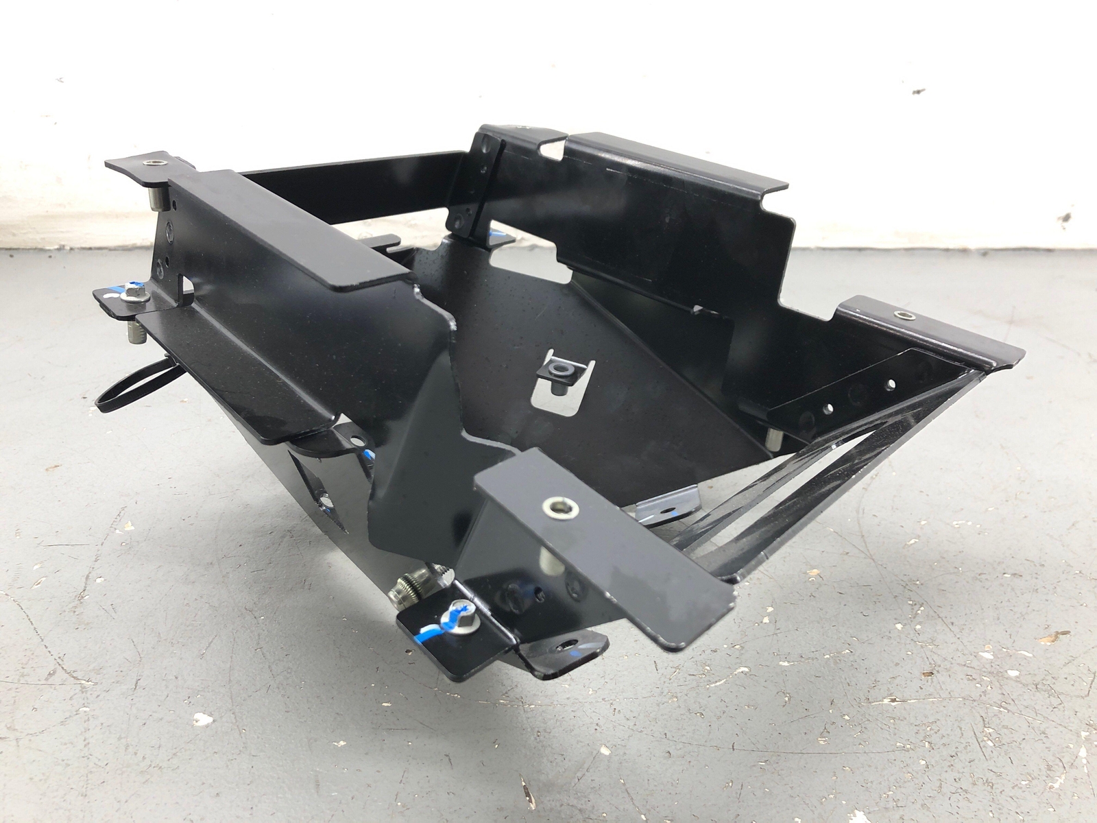 2020-2023 MCLAREN GT FRONT RIGHT FOOT REST OUTER BRACKET 11N0893CP OEM 2021 2022