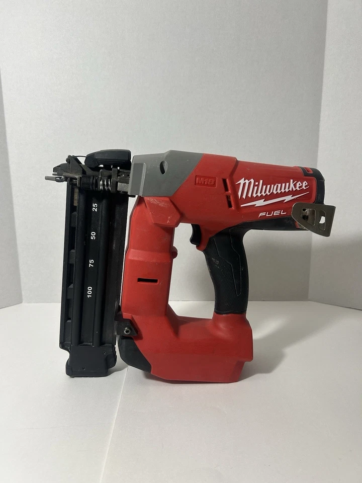 Clavadora Brad Milwaukee 2740-20 M18 Fuel 18GA con cargador y bolsa (leer) Foto 2 de 4