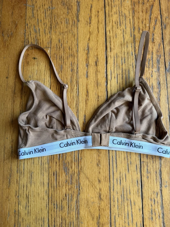 Sujetador Bralette Calvin Klein Mujer Medio Bronceado Triángulo Sin Alambres Logo Ajustable Foto 2 de 4