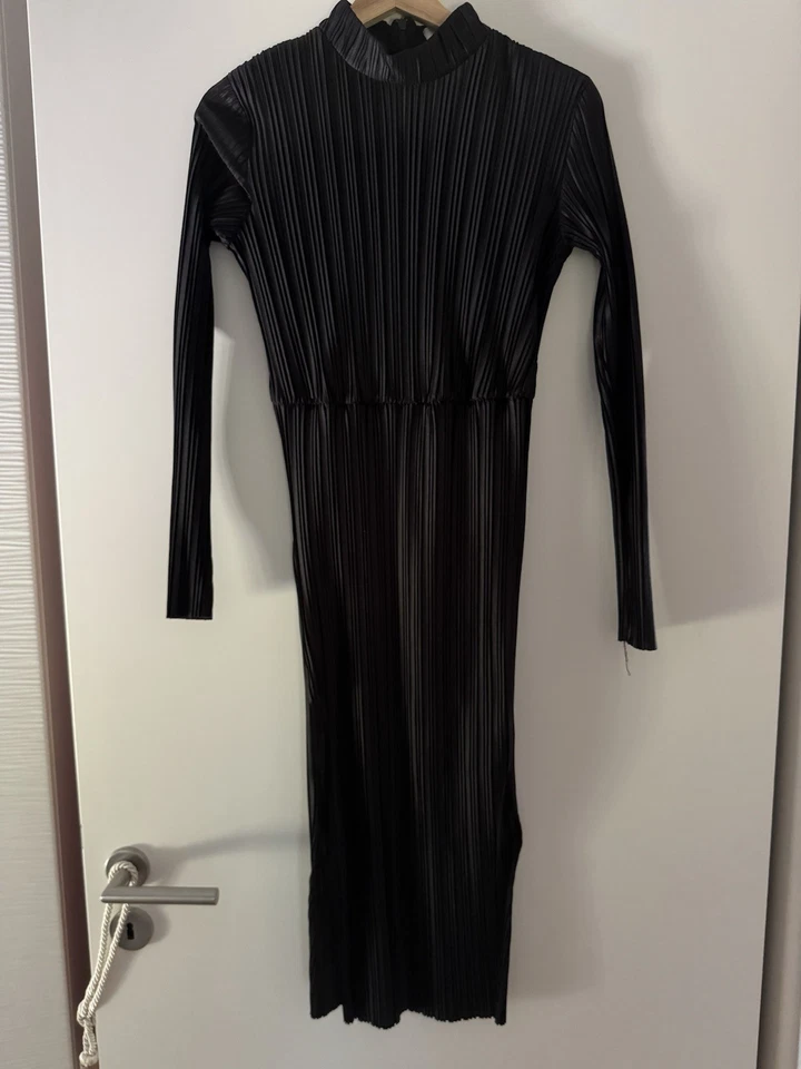 Minimum, Schwarzes Langes Plissee Kleid, Langarm, Stretch, Körperbetont, Gr. S - Bild 2 von 4