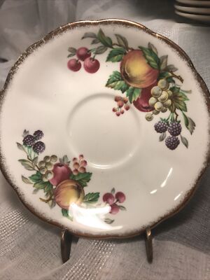 VTG QUEEN ANNE Fine Bone China Saucer Fruit Series Berries Gold Rim England