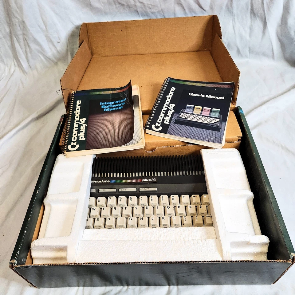 Computador antigo Commodore Plus 4 com caixa e acessórios - Imagem 4 de 4