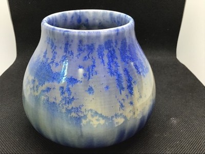 Ruskin Vase signiert W Howson Taylor blaue Kristallglasur 94mm hoch 112mm breit