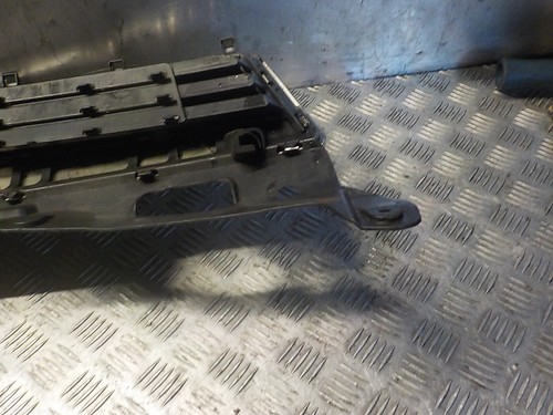 VAUXHALL ASTRA H MK5 2007-2010 FRONT BUMPER CENTRE GRILLE - Picture 7 of 12