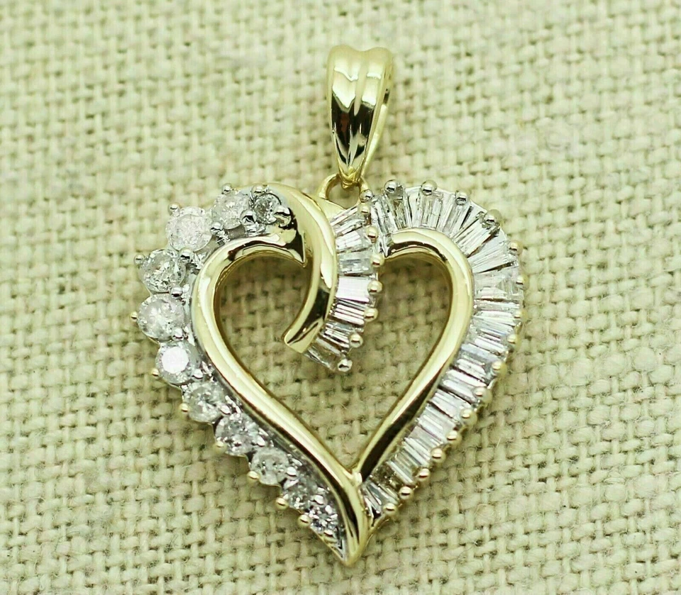 Colgante con corazón de diamante creado en laboratorio baguette y corte redondo enchapado en oro amarillo de 14 k Foto 3 de 4