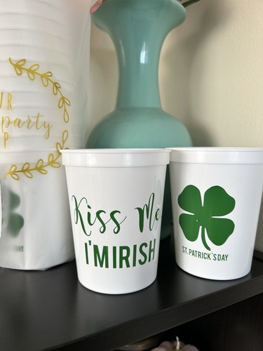 NWT Kiss Me I’m Irish St. Patrick’s Day Party Cups 12 count White Green 12oz - Picture 2 of 7
