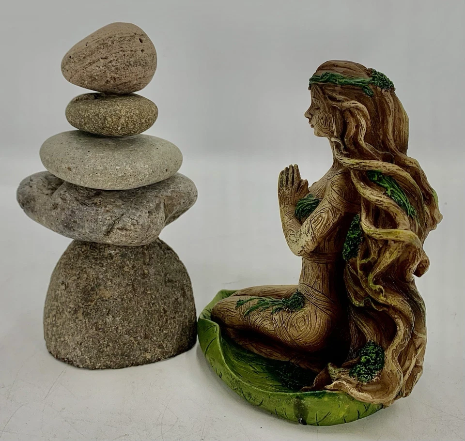 Escultura de roca de piedra apilada zen y equilibrio de la madre tierra naturaleza espíritu de árbol femenino Foto 4 de 4