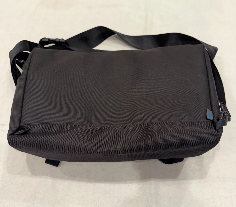 Incase, Range Messenger Bag, BLK Fits up to Mackbook Pro 13", Weather Protection - Image 2 of 4