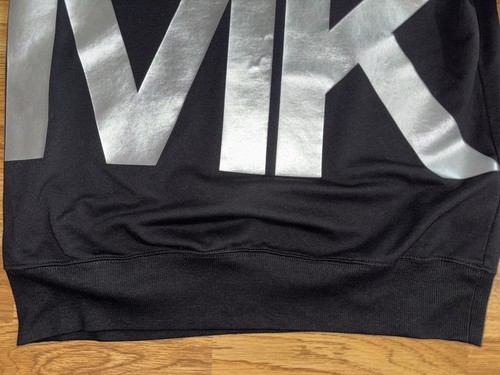Michael Kors Sweatshirt mit Rundhalsausschnitt Damengröße Small schwarz silberfarben bedruckt gebraucht, in einwandfreiem Zustand - Bild 6 von 10