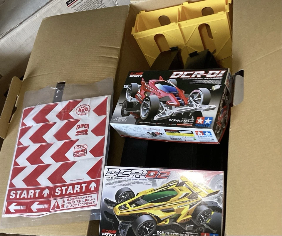 TAMIYA TWO LEVEL LANE CHANGE MINI 4WD OVAL HOME CIRCUIT WITH TWO CAR KITS NEW!! - Image 4 of 4