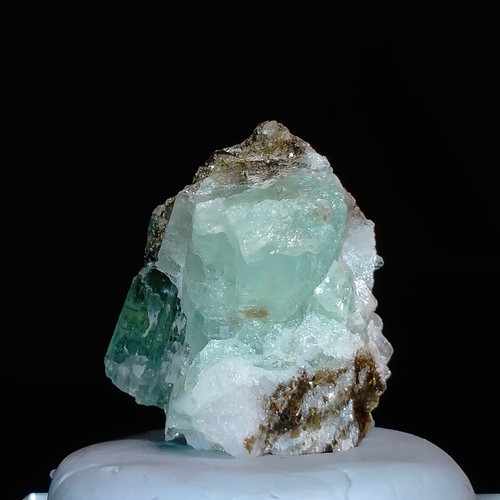 Emerald natural crystals in Biotite Mica Schist matrix rough specimen 42ct - Picture 4 of 6