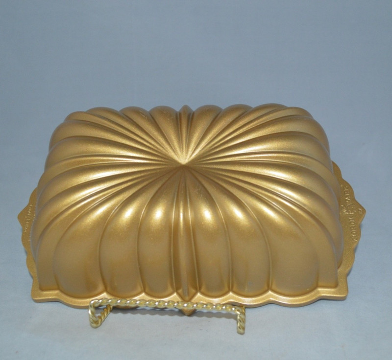 Nordic Ware Fluted Classic Loaf Pan 6 Cup 1.4 L Cast Aluminum Gold