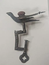 ANTIQUE VICTORIA TABLE CLAMP SEWING BIRD PIN CUSHION.