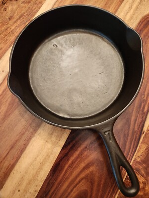 Unmarked Cast Iron Skillet #7, 2 dots on underside of handle, heavy