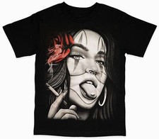 Camiseta Bad Girl Chola | Chica Fumadora con Rosa | Estilo Tatuaje Gángster | Urbana