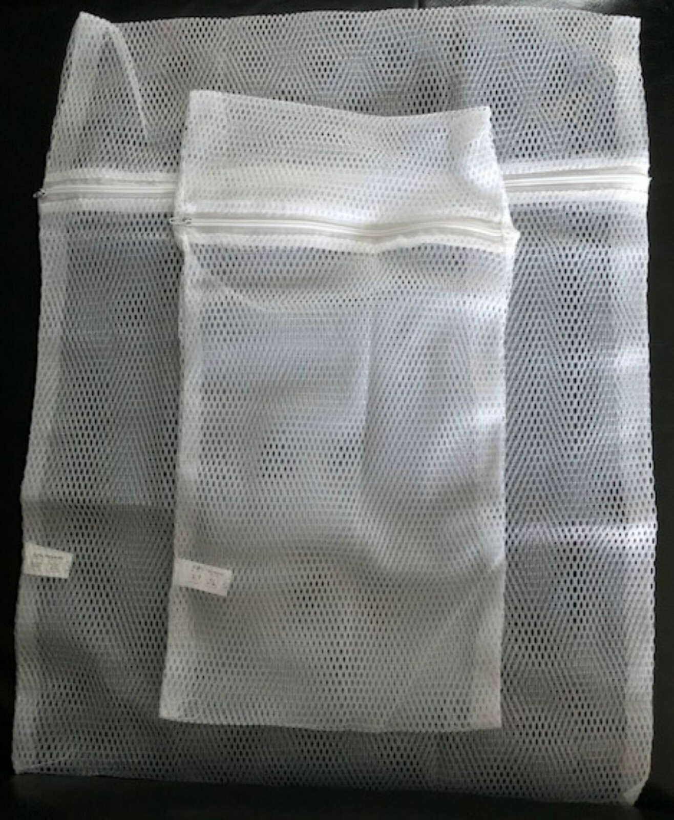 EFG PACK OF 2 REUSABLE MESH WASHING BAGS WITH ZIPS LAUNDRY DELICATES