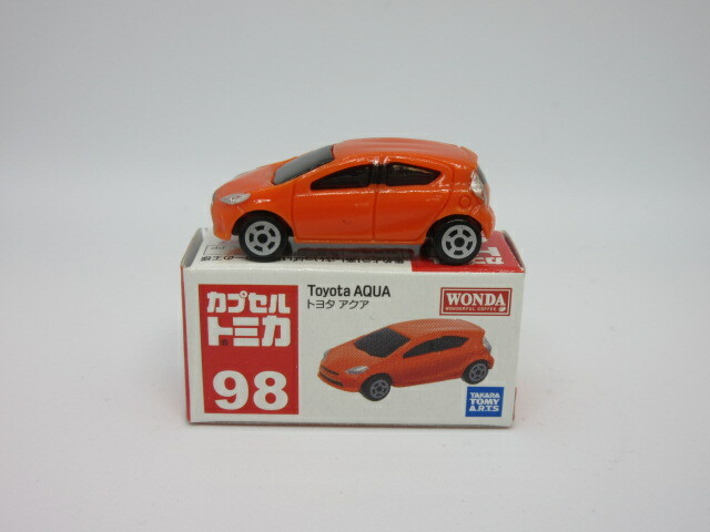 tomica toyota aqua