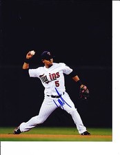 MINNESOTA TWINS EDUARDO ESCOBAR SIGNED FIELDING 8X10