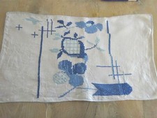 N° 7) ANCIEN NAPPERON EN LIN BLANC BRODE POINT DE CROIX BLEU FAIT MAINS   TTBE