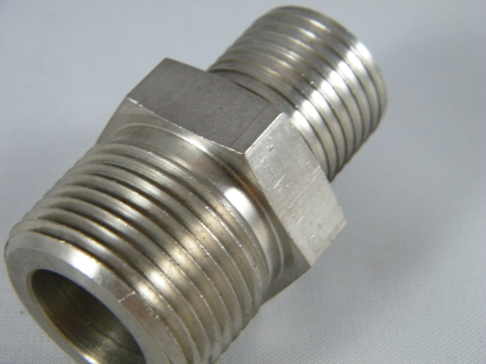 (1) CAJON SWAGELOK SS 1" NPT X 3/4" ID BARBED HOSE FITTING PART SS12