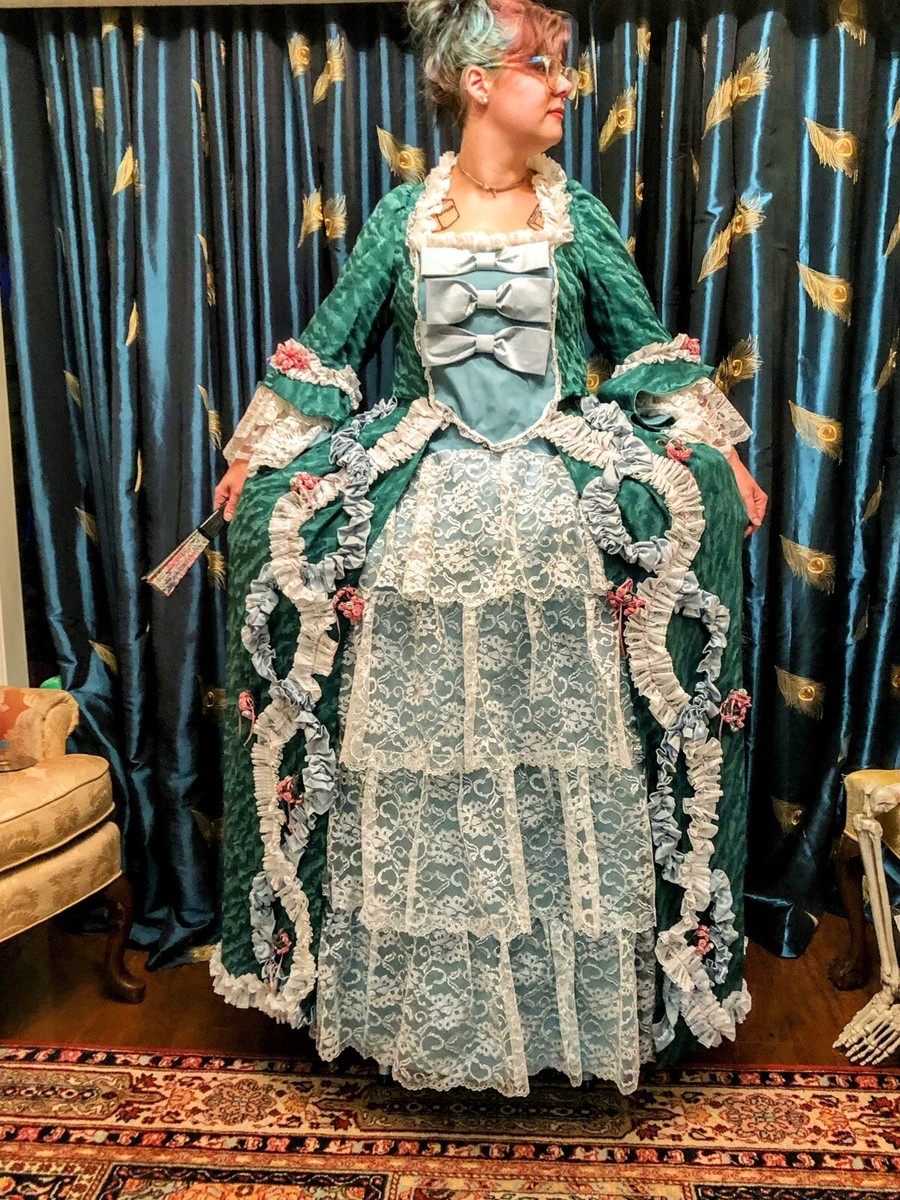 queen charlotte red dress queen charlotte arrives and call out lady whistle down it shows us pen in green dress then whne she hold he mother hand a blue dress then back to a green dress