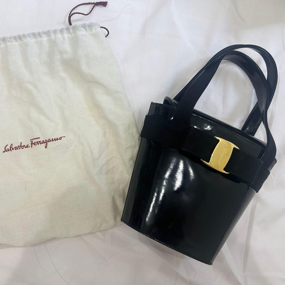 Salvatore Ferragamo ブラックハンドバッグ Salvatore Ferragamo Black Rose Ribbon Bucket Bag Used, Vintage