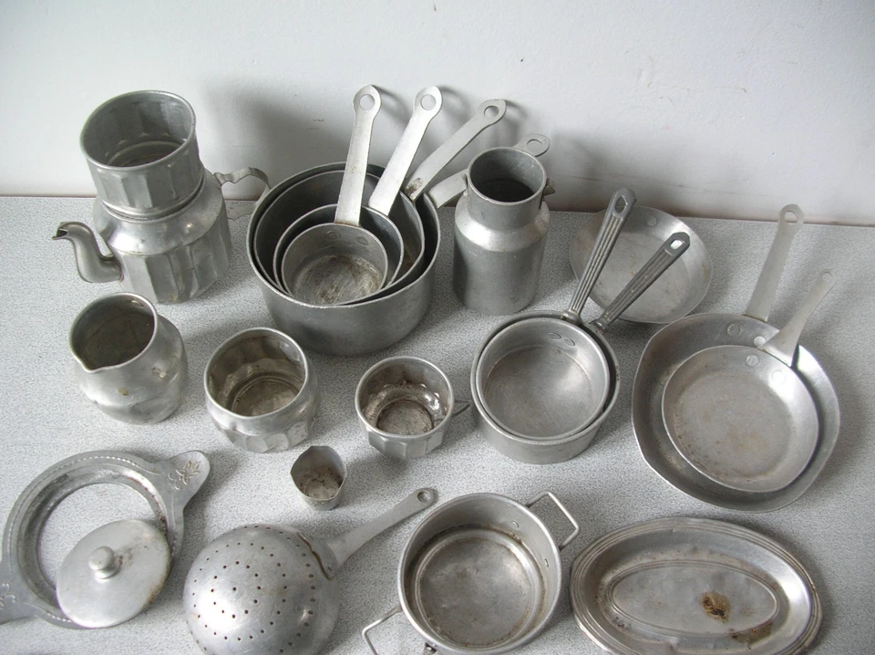 Ancienne dinette en alu ancien jouet accessoire maison de poupée - Photo 2/3