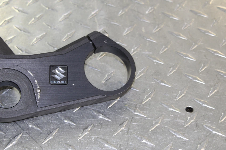 2006 SUZUKI GSXR750 FORKS UPPER TRIPLE TREE CLAMP - Image 4 of 4