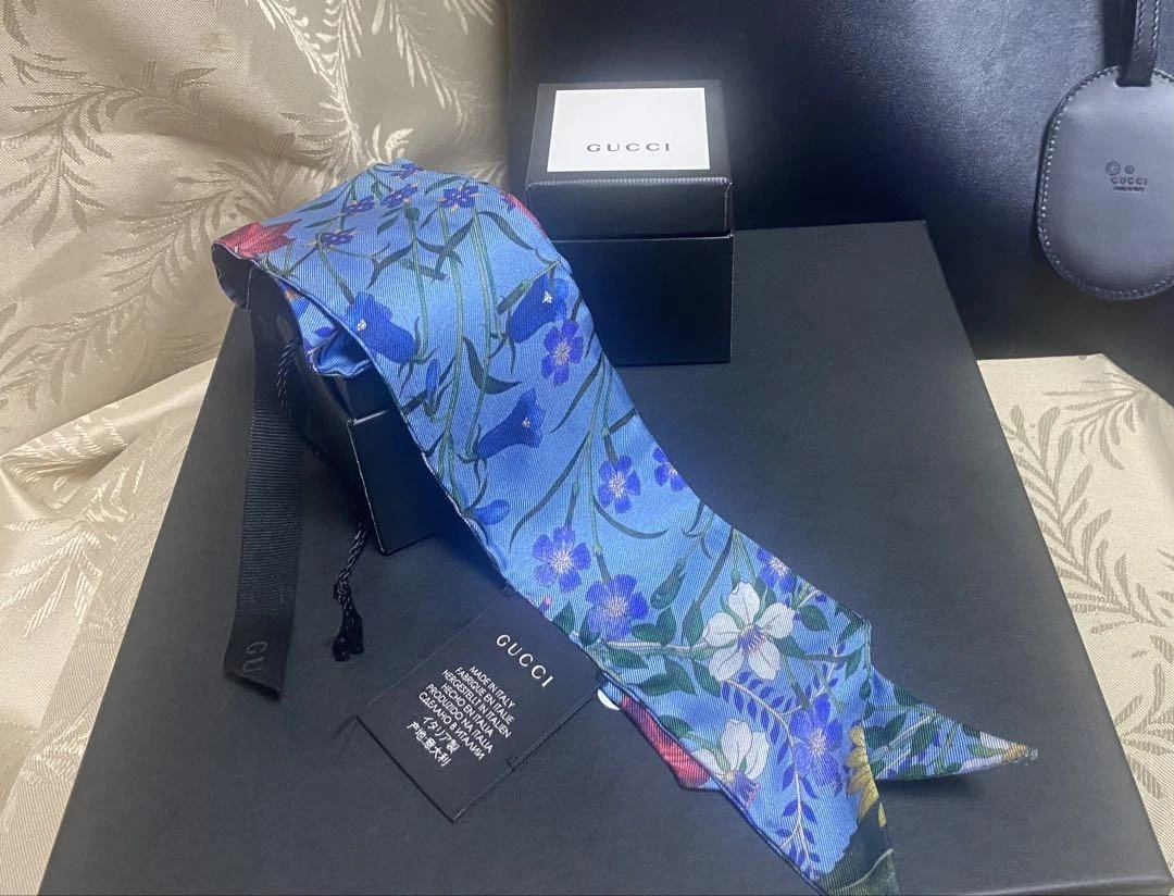 Foulard Gucci en soie bâtonnée imprimé fleurs