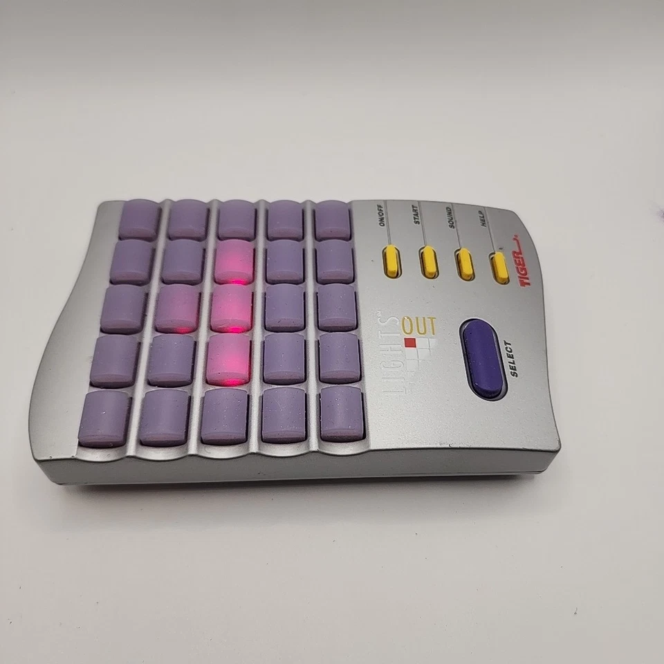 Tiger Electronics 1995 luces apagadas de colección juego electrónico portátil probado funciona Foto 2 de 4