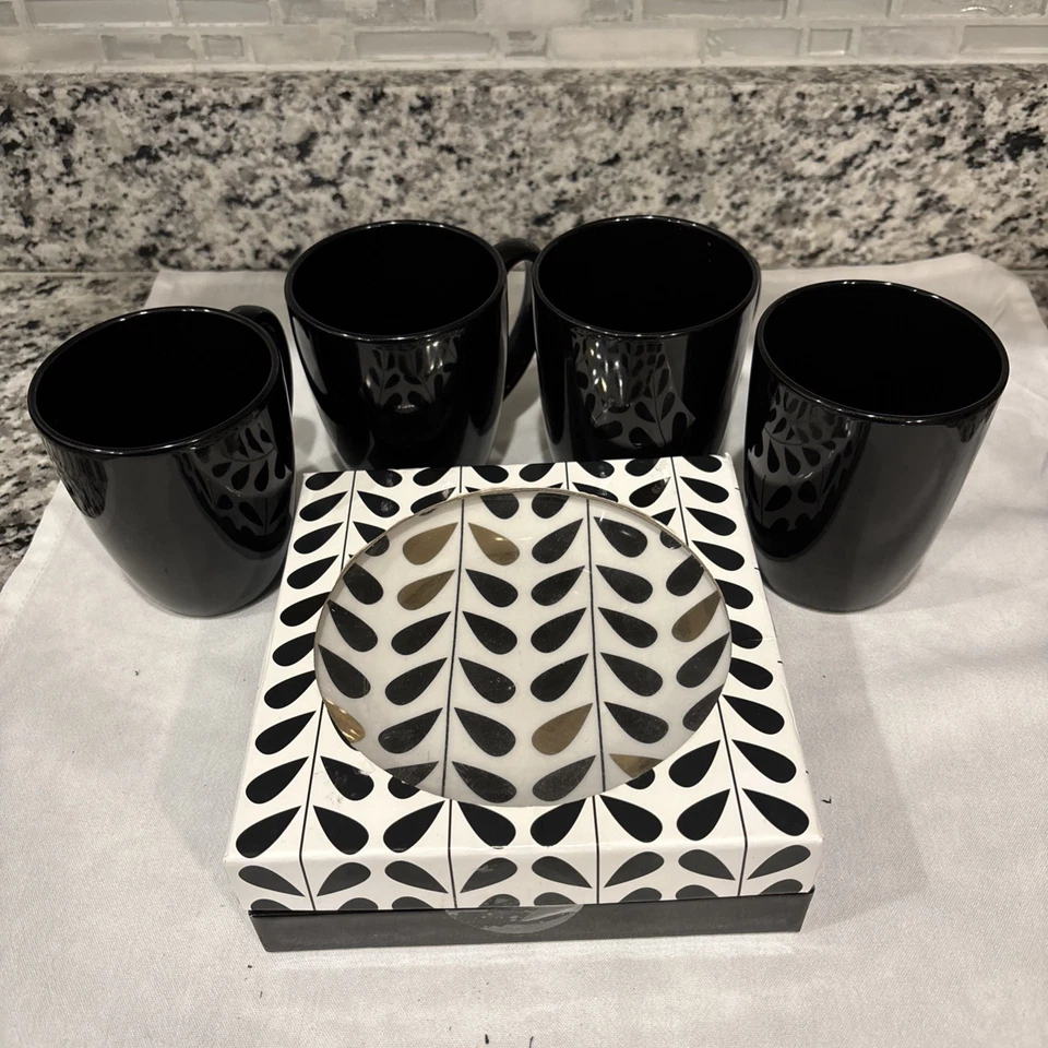 "Platos de postre de porcelana en blanco y negro de 6"" (4) más (4) tazas de café negras nuevas* se venden como conjunto" Foto 2 de 4