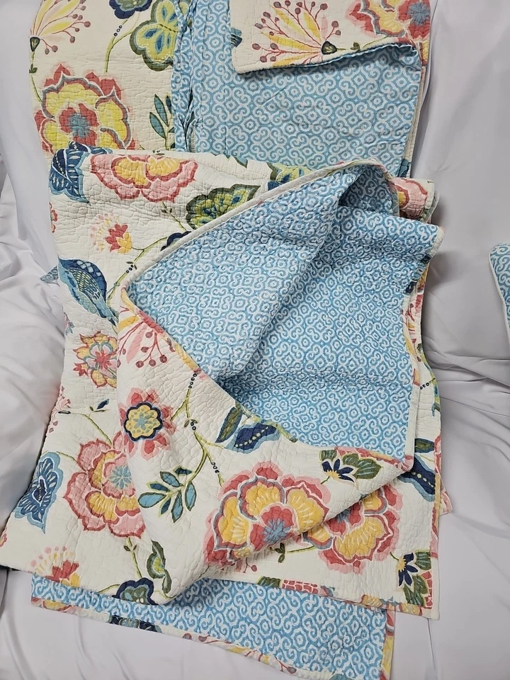 Juego de edredón sin marca con 2 fundas y almohada de acento reversible Queen Foto 3 de 3