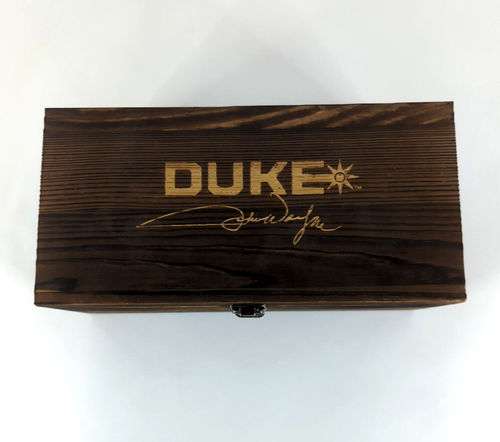 JOHN WAYNE SIGNATURE "DUKE" WHISKEY GLASS DECANTER w/WOODEN CASE - NEW IN BOX - Picture 3 of 8