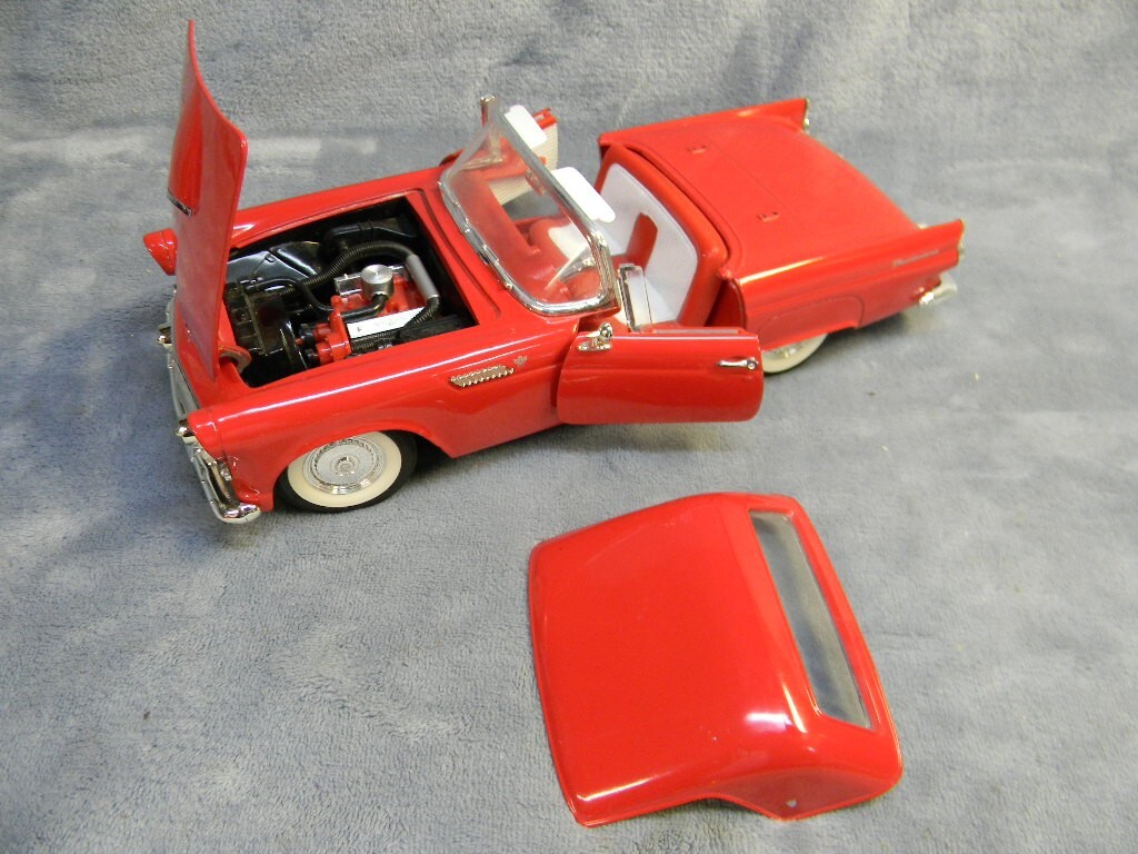 1/18 SCALE VINTAGE 1955 FORD THUNDERBIRD HARDTOP RED REVELL