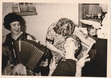 Vintage Foto Schöne Frauen  mit Schifferklavier lustig Momentaufnahme 50er -V