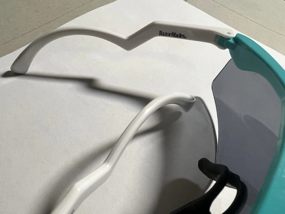 Oakley Razor Blades OO9146-11 白色/金色黑色铱太阳镜 - 带盒 — 第 2/4 张图片