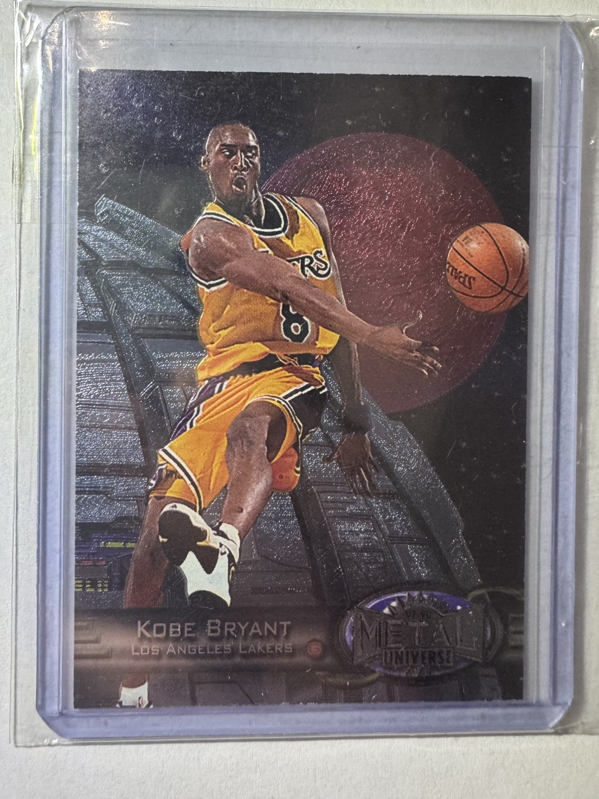 KOBE BRYANT 1997-98 SKYBOX METAL UNIVERSE BASKETBALL LAKERS #81 Q5451