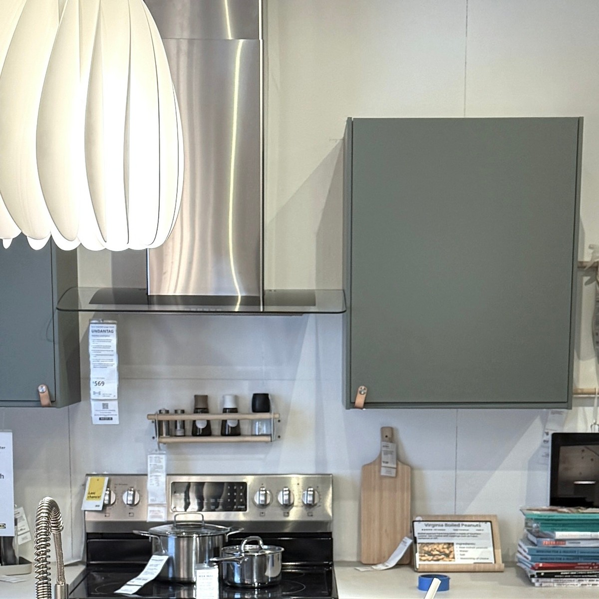 Une cuisine BODARP gris-vert harmonieuse