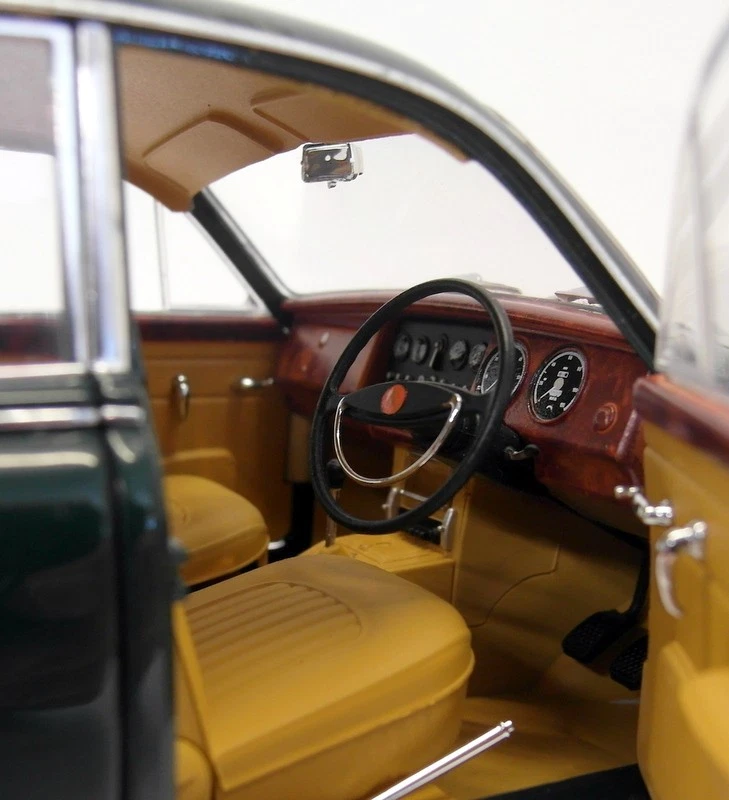 Model Icons 1/18 Scale Diecast - 2010002 Jaguar Mark 2 Racing Green - Image 4 of 4