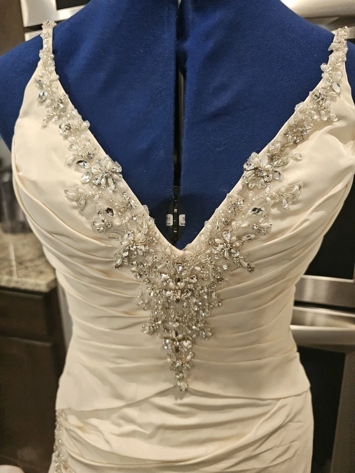 Vestido de novia pequeño crema Alfred Angelo con cuentas sin mangas Foto 4 de 4