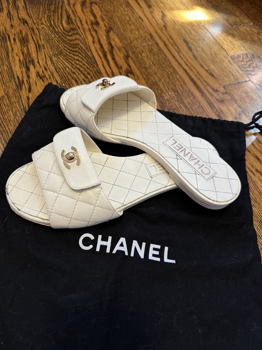CHANEL ミュール 36 ホワイト CHANEL Lambskin Quilted Turnlock Flat Mules 36 White 1641675