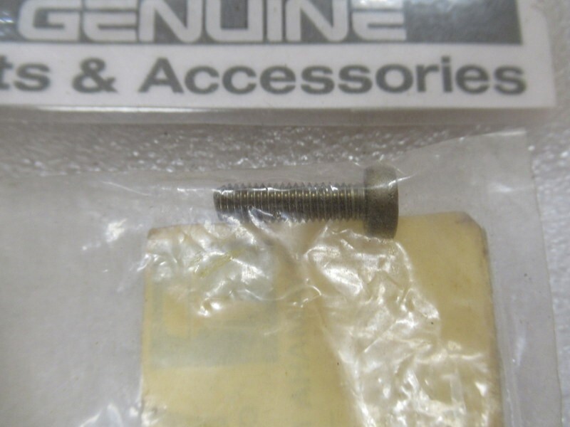 Q8A Genuine Yamaha Marine 98380-05018 Pan Head Screw OEM New