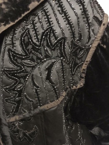 #20-024, English 1880s Hanningtons LTD Mantle Black Beaded Silk & Velvet - 第 6/12 張圖片