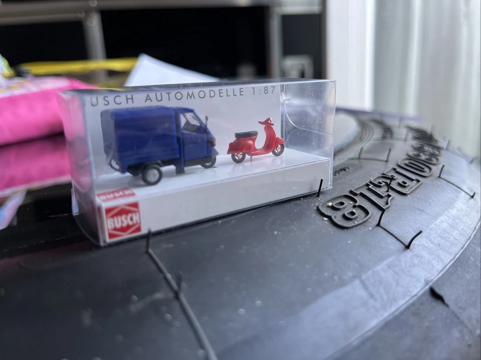 Busch H0 48469 Piaggio Ape 50 Blue And Vespa 50 Red / 1:87 - Immagine 3 di 3