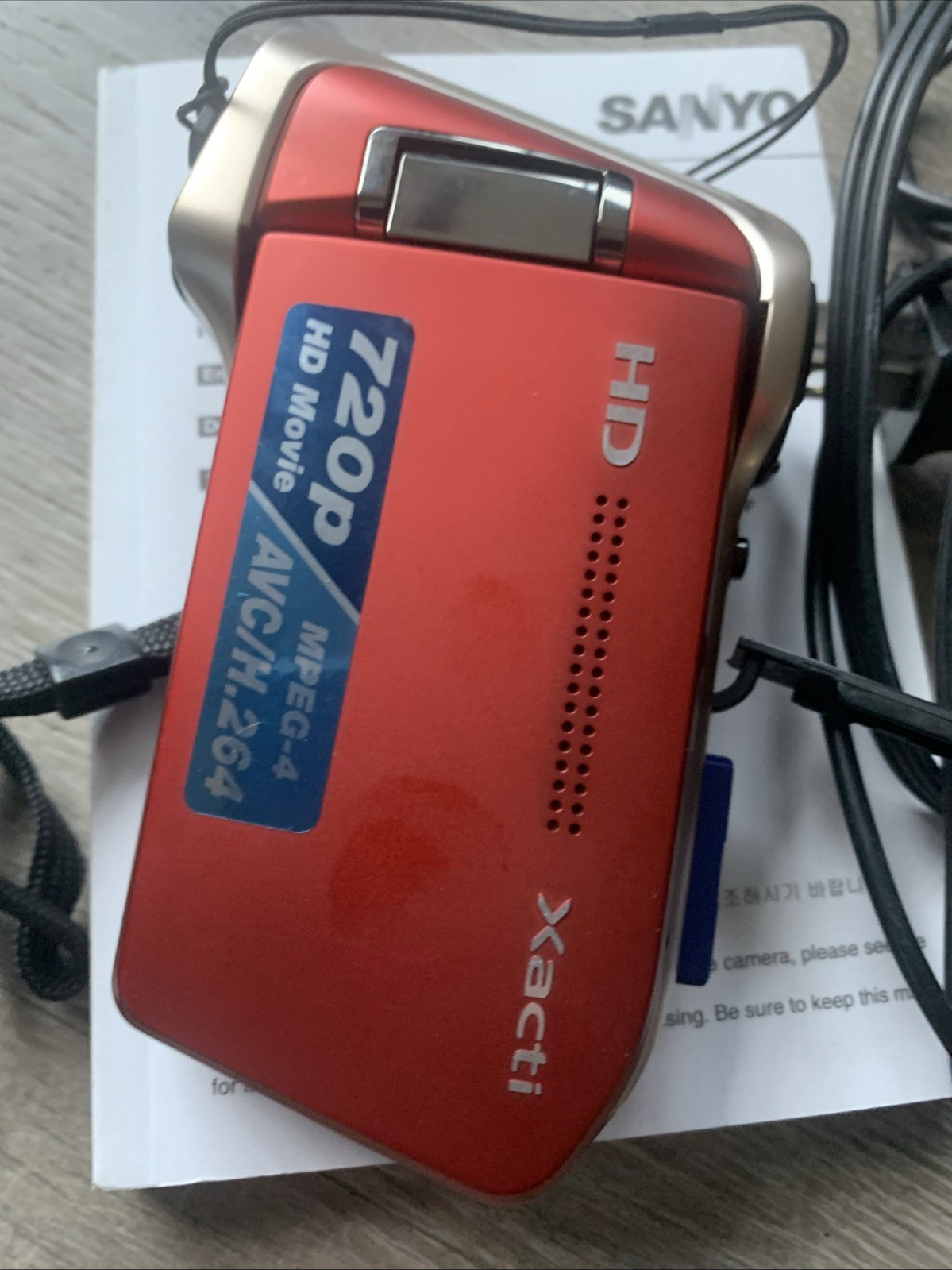 Sanyo Xacti VPC-HD2 720p/7.1MP camera with many accessories